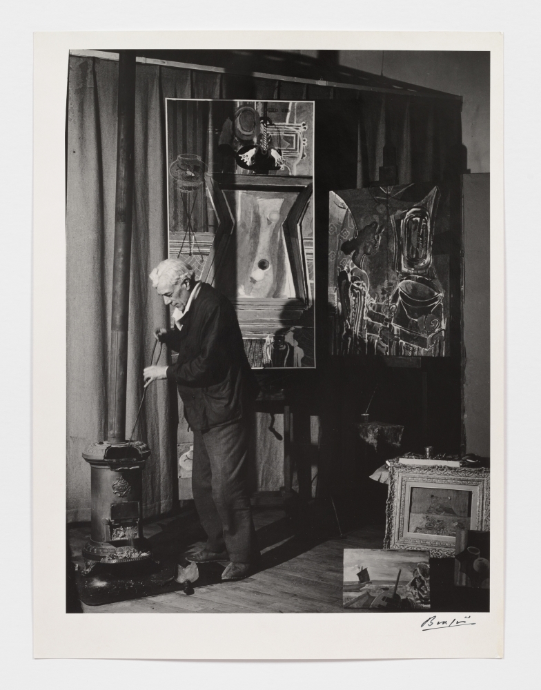 Braque au po&ecirc;le, Derri&egrave;re, Le Billard, rue de Douanier&nbsp;(Braque by his stove, his painting Le Billard behind, Rue de Douanier), 1946&nbsp;