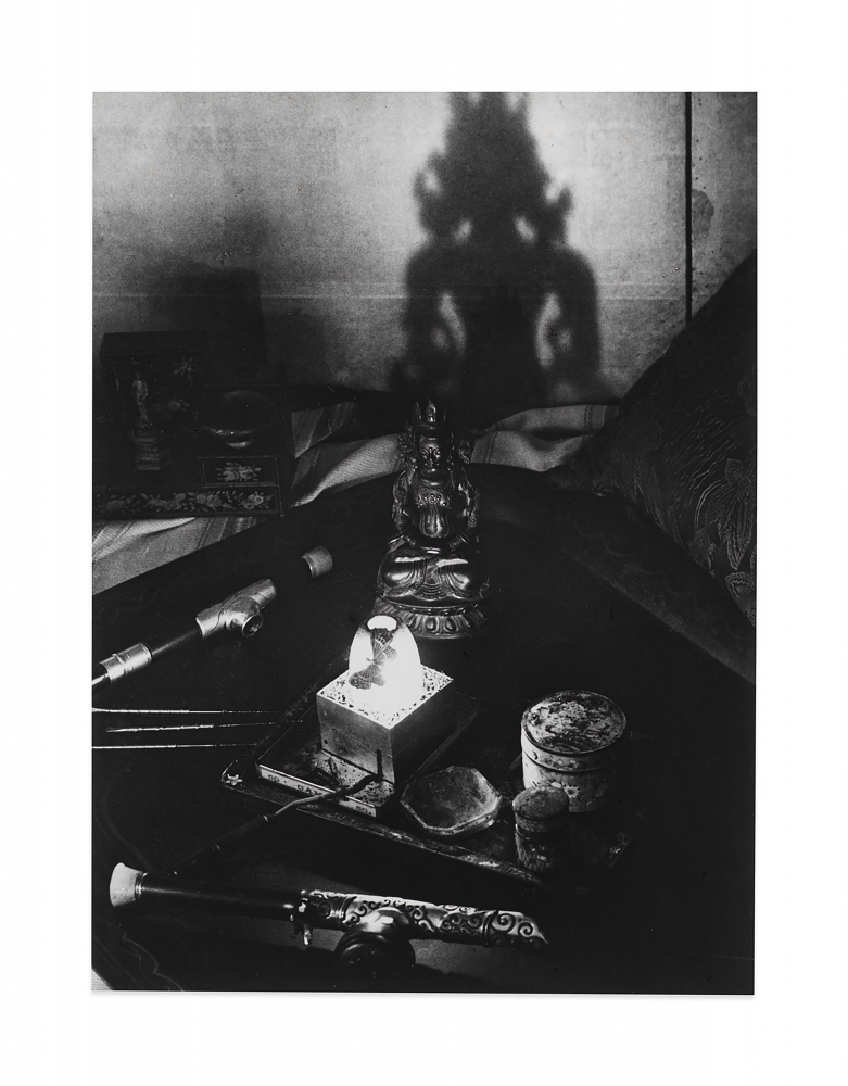 Nature morte, une fumerie d&rsquo;opium, avenue Bosquet, le plateau avec les pipes&hellip;&nbsp;(Still life, an opium den, Avenue Bosquet. A tray with pipes, pins, oil lamp...), c. 1931
