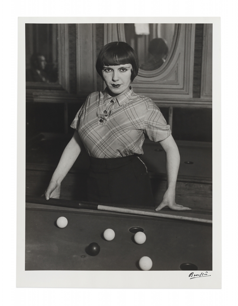 Fille de joie jouant au billard russe, boulevard Rochechouart, Montmartre&nbsp;(A prostitute playing Russian billiards, Boulevard Rochechouart, Montmartre), c. 1932