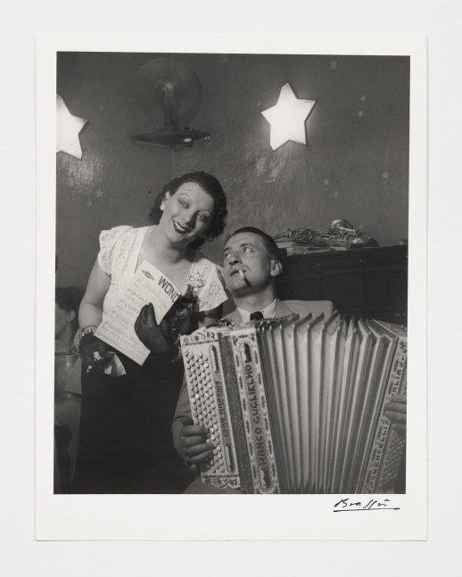 Kiki avec son accord&eacute;oniste, au Cabaret des fleurs, &agrave; Montparnasse&nbsp;(Kiki with her accordion player at the Cabaret des Fleurs, Rue de Montparnasse), c. 1932