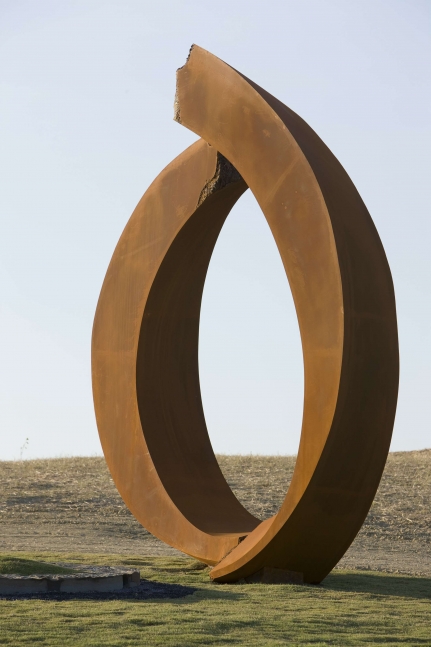 Broken Circle, 2012

Cor-Ten steel, edition of 3

161 x 163 x 94 in. / 408.9 x 414 x 238.7 cm